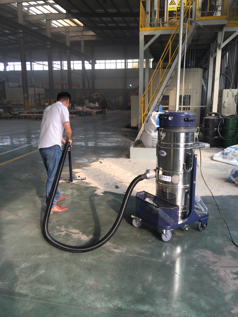 轻便大功率桶型吸尘器应用于金属管件厂铸造车间